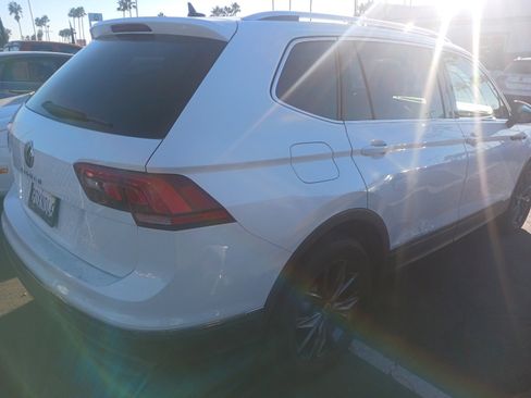 Certified 2022 Volkswagen Tiguan SE w/ Panoramic Sunroof Package image 2