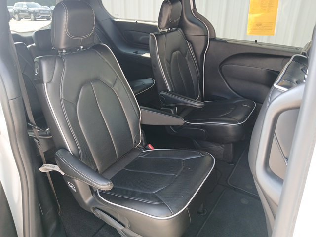 Used 2025 Chrysler Pacifica Limited FWD image 25