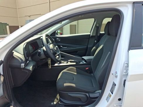 Certified 2025 Hyundai Elantra SE w/ Cargo Package FWD image 10