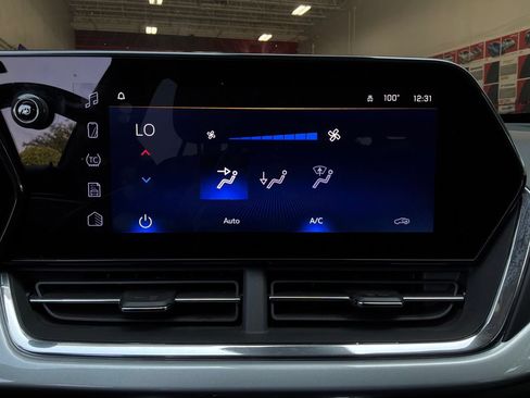 Used 2025 Chevrolet Trax LT w/ LT Convenience Package FWD image 29