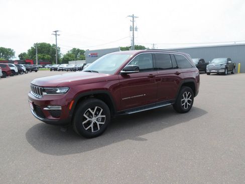 Used 2025 Jeep Grand Cherokee Limited w/ Trailer Tow Package AWD/4WD image 4