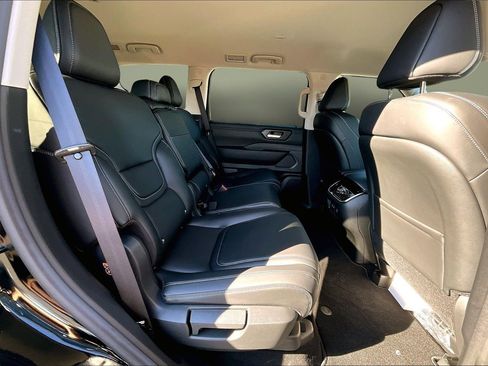 New 2025 Nissan Armada SV image 9