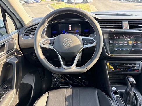Used 2023 Volkswagen Tiguan SE w/ Panoramic Sunroof Package FWD image 13
