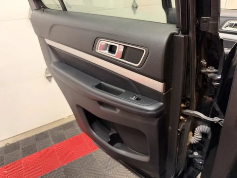 Used 2017 Ford Explorer XLT AWD/4WD image 28