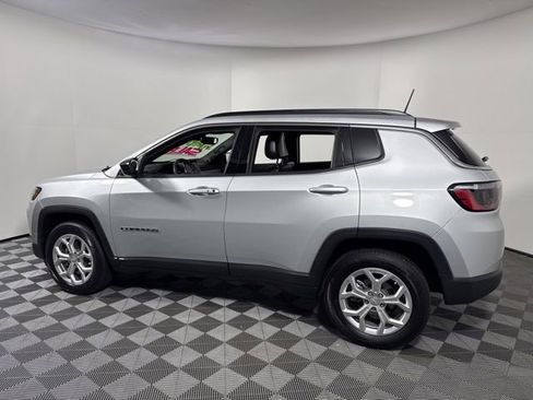 Used 2024 Jeep Compass Latitude image 4