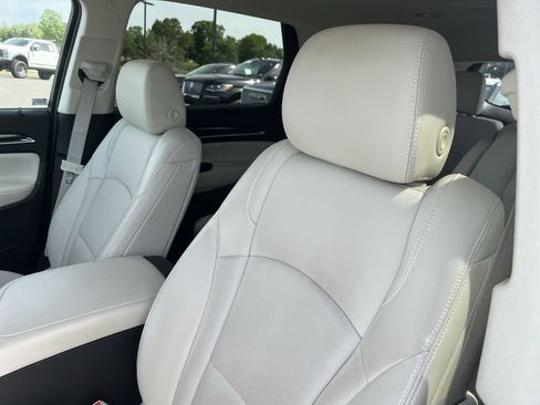 Used 2023 Buick Enclave Essence w/ LPO, Touring Package AWD/4WD image 11