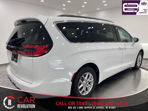 Used 2022 Chrysler Pacifica Touring-L image 7