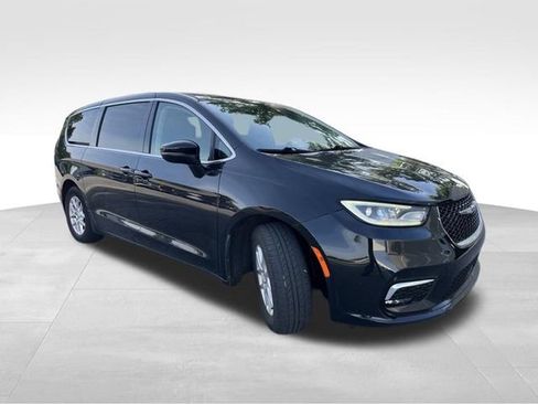 Used 2023 Chrysler Pacifica Touring-L FWD image 9