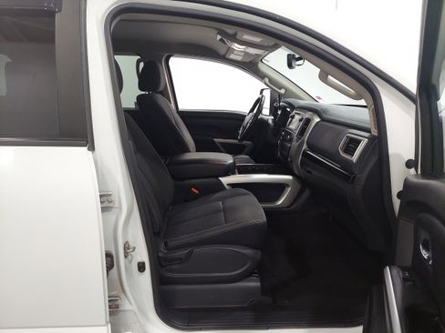 Used 2018 Nissan Titan SV image 17