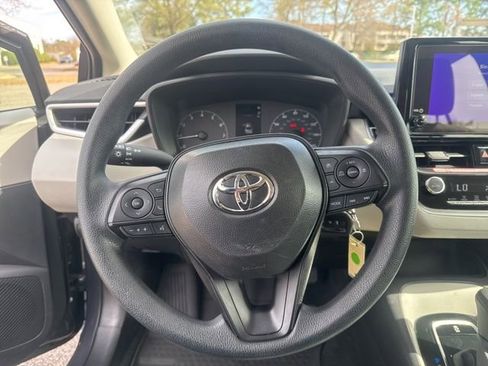 Used 2025 Toyota Corolla LE image 26