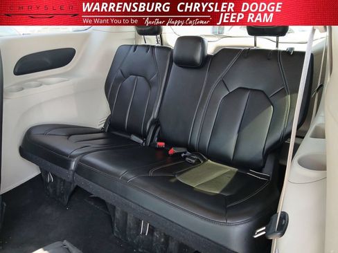 Used 2023 Chrysler Pacifica Touring-L FWD image 15