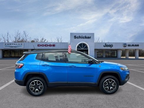 Used 2025 Jeep Compass Trailhawk AWD/4WD image 2