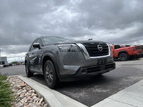 Certified 2024 Nissan Pathfinder SV image 3