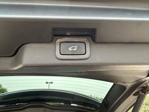 Used 2019 Land Rover Discovery SE image 12