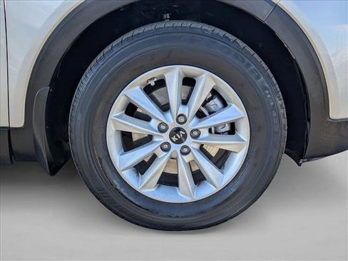 Used 2019 Kia Sorento L image 24