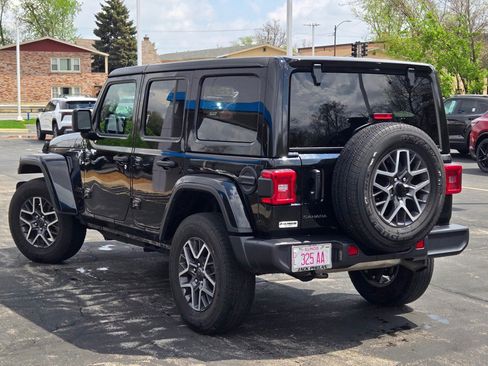 Used 2025 Jeep Wrangler Unlimited Sahara AWD/4WD image 13
