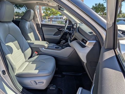 Used 2022 Toyota Highlander XLE image 18