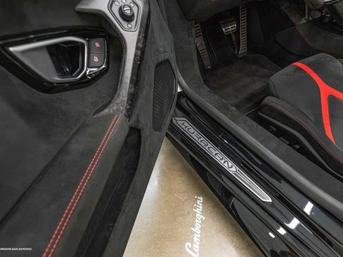 Used 2019 Lamborghini Huracan Performante AWD/4WD image 37