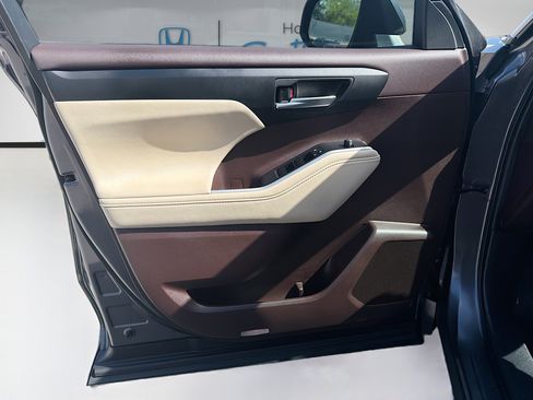 Used 2021 Toyota Highlander XLE FWD image 21