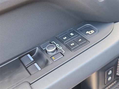 Used 2022 Land Rover Defender 90 X-Dynamic HSE image 12