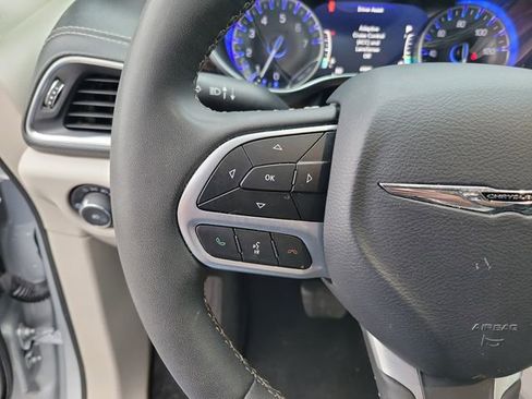 Used 2023 Chrysler Pacifica Limited FWD image 17