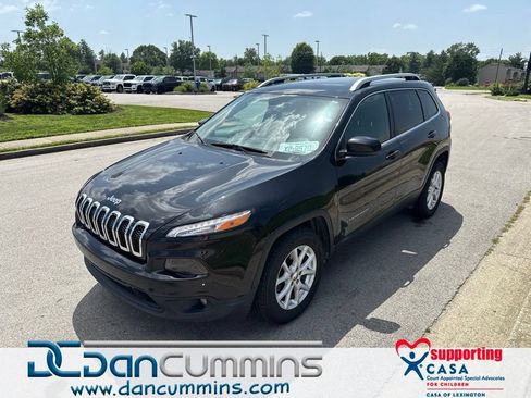 Used 2018 Jeep Cherokee Latitude w/ Cold Weather Group FWD image 1