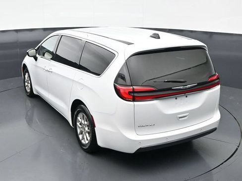 Used 2024 Chrysler Pacifica Touring-L FWD image 39