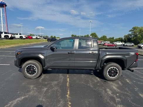 Used 2024 Toyota Tacoma TRD Off-Road AWD/4WD image 6