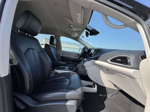 Used 2024 Chrysler Pacifica Touring-L FWD image 15