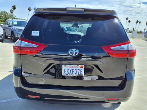 Used 2020 Toyota Sienna L image 5