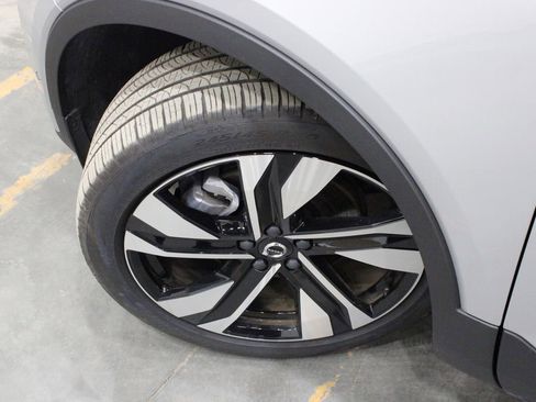 Used 2025 Volvo XC40 B5 Plus image 46