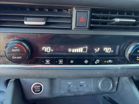 Used 2023 Nissan Rogue SV image 17