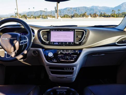 Certified 2024 Chrysler Pacifica Touring-L image 13