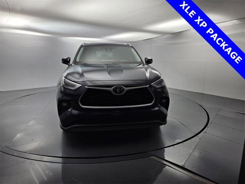 Used 2022 Toyota Highlander XLE image 3