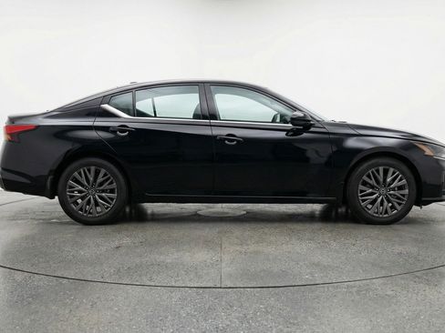 Used 2025 Nissan Altima 2.5 SV FWD image 11