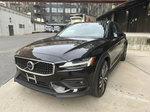 Certified 2025 Volvo V60 B5 Cross Country Plus image 3