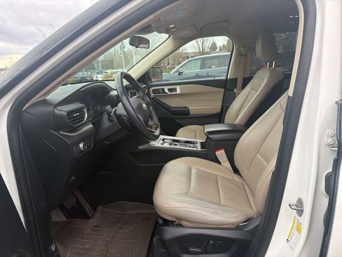 Used 2020 Ford Explorer XLT w/ Equipment Group 202A image 6