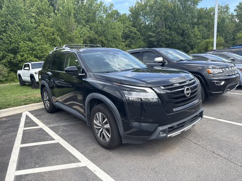 Used 2022 Nissan Pathfinder SL w/ SL Black Package FWD image 5