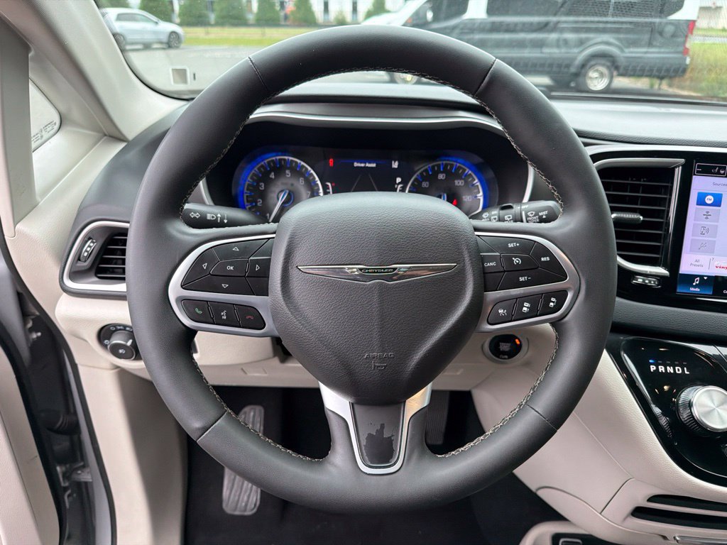 Used 2024 Chrysler Pacifica Touring-L FWD image 14