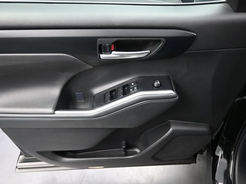 Used 2025 Toyota Highlander XLE AWD/4WD image 15