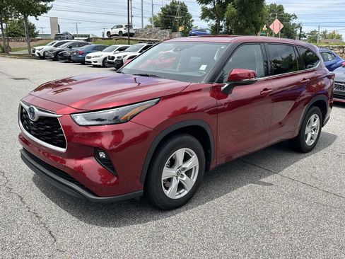 Used 2022 Toyota Highlander LE FWD image 3