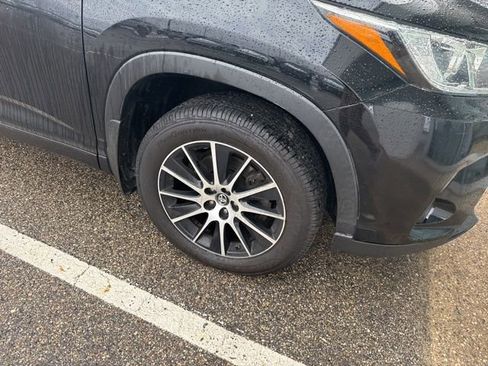 Used 2017 Toyota Highlander SE image 3