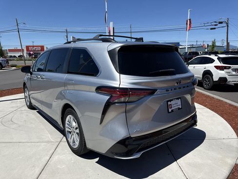 Used 2022 Toyota Sienna XSE w/ XSE Plus Package AWD/4WD image 5