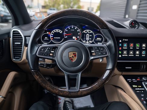 Certified 2022 Porsche Cayenne Platinum Edition image 6