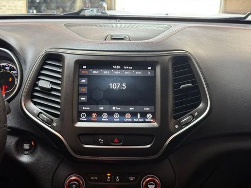 Used 2020 Jeep Cherokee Trailhawk AWD/4WD image 15