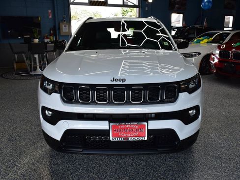 Used 2025 Jeep Compass Latitude w/ Sun & Sound Group AWD/4WD image 11