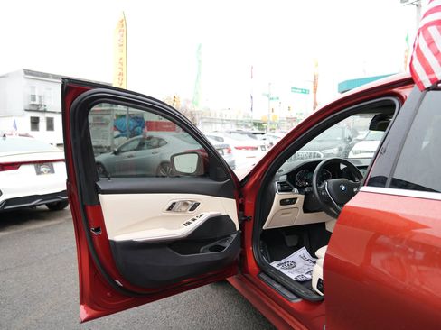 Used 2021 BMW 330i xDrive Sedan w/ Convenience Package image 9