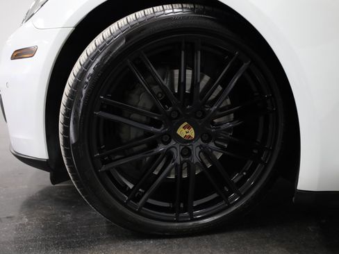 Used 2018 Porsche Panamera 4S image 9
