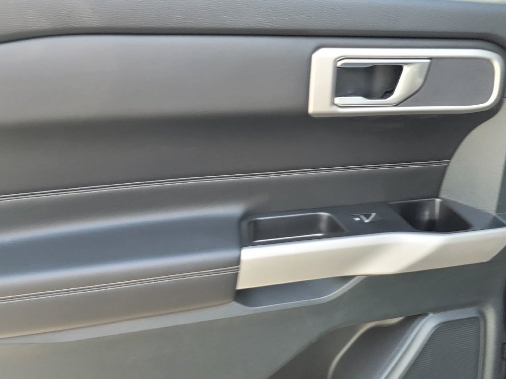 Used 2023 Ford Explorer XLT AWD/4WD image 15