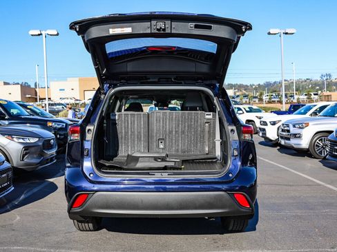 Used 2020 Toyota Highlander XLE AWD/4WD image 28